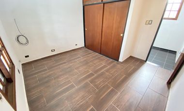 Casa 5 ambientes con patio, terraza y cochera - Acepta propiedad menor valor