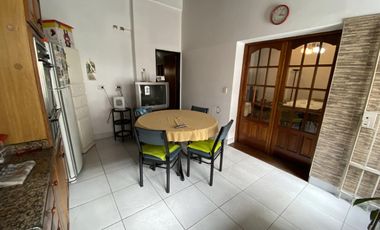 Casa 5 ambientes con patio, terraza y cochera - Acepta propiedad menor valor