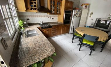 Casa 5 ambientes con patio, terraza y cochera - Acepta propiedad menor valor