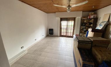 Casa 5 ambientes con patio, terraza y cochera - Acepta propiedad menor valor