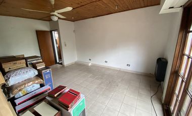 Casa 5 ambientes con patio, terraza y cochera - Acepta propiedad menor valor