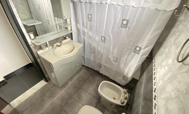 Casa 5 ambientes con patio, terraza y cochera - Acepta propiedad menor valor