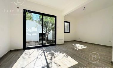 Monoambiente en venta en PB con Patio. Lomas de Zamora