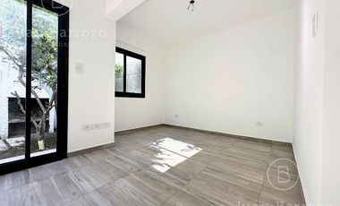 Monoambiente en venta en PB con Patio. Lomas de Zamora