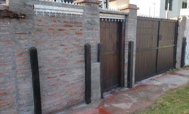 Casa en venta - 6 Dormitorios 3 Baños - Cocheras - 208Mts2 - Mar del Tuyú