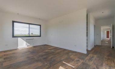 Casa en venta - 3 Dormitorios 3 Baños - Cocheras - 226Mts2 - Campos de Roca II
