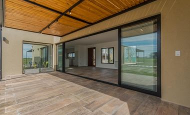 Casa en venta - 3 Dormitorios 3 Baños - Cocheras - 226Mts2 - Campos de Roca II