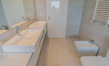 Casa en venta - 3 Dormitorios 3 Baños - Cocheras - 226Mts2 - Campos de Roca II