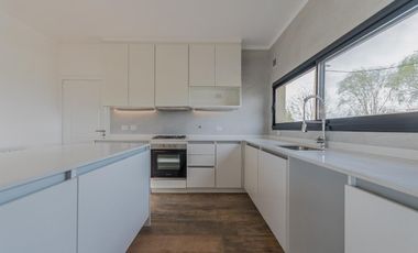 Casa en venta - 3 Dormitorios 3 Baños - Cocheras - 226Mts2 - Campos de Roca II