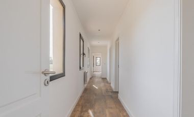 Casa en venta - 3 Dormitorios 3 Baños - Cocheras - 226Mts2 - Campos de Roca II