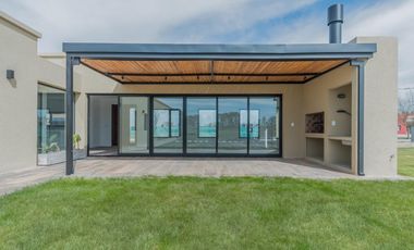 Casa en venta - 3 Dormitorios 3 Baños - Cocheras - 226Mts2 - Campos de Roca II