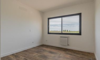 Casa en venta - 3 Dormitorios 3 Baños - Cocheras - 226Mts2 - Campos de Roca II
