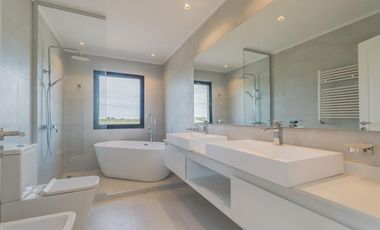 Casa en venta - 3 Dormitorios 3 Baños - Cocheras - 226Mts2 - Campos de Roca II