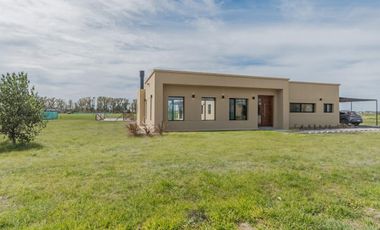 Casa en venta - 3 Dormitorios 3 Baños - Cocheras - 226Mts2 - Campos de Roca II