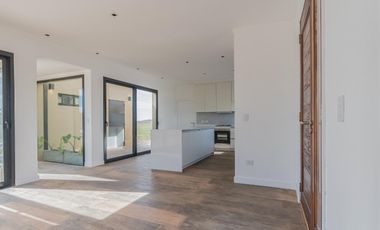 Casa en venta - 3 Dormitorios 3 Baños - Cocheras - 226Mts2 - Campos de Roca II