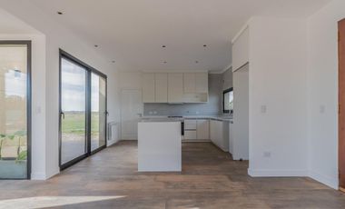 Casa en venta - 3 Dormitorios 3 Baños - Cocheras - 226Mts2 - Campos de Roca II