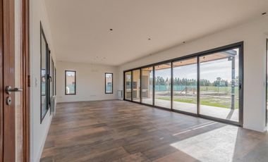 Casa en venta - 3 Dormitorios 3 Baños - Cocheras - 226Mts2 - Campos de Roca II