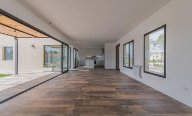 Casa en venta - 3 Dormitorios 3 Baños - Cocheras - 226Mts2 - Campos de Roca II