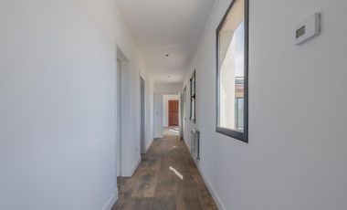 Casa en venta - 3 Dormitorios 3 Baños - Cocheras - 226Mts2 - Campos de Roca II