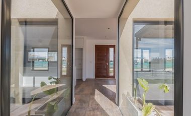 Casa en venta - 3 Dormitorios 3 Baños - Cocheras - 226Mts2 - Campos de Roca II