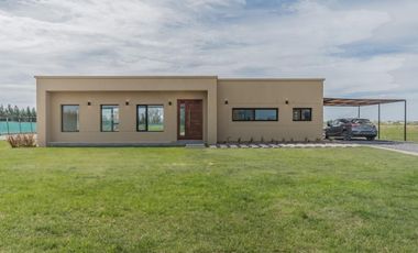 Casa en venta - 3 Dormitorios 3 Baños - Cocheras - 226Mts2 - Campos de Roca II