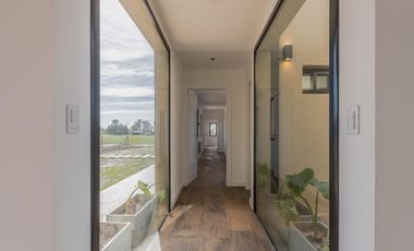 Casa en venta - 3 Dormitorios 3 Baños - Cocheras - 226Mts2 - Campos de Roca II