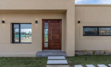 Casa en venta - 3 Dormitorios 3 Baños - Cocheras - 226Mts2 - Campos de Roca II