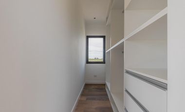 Casa en venta - 3 Dormitorios 3 Baños - Cocheras - 226Mts2 - Campos de Roca II