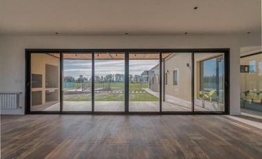 Casa en venta - 3 Dormitorios 3 Baños - Cocheras - 226Mts2 - Campos de Roca II