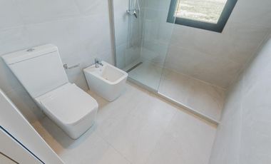 Casa en venta - 3 Dormitorios 3 Baños - Cocheras - 226Mts2 - Campos de Roca II