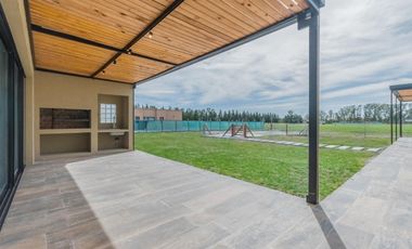 Casa en venta - 3 Dormitorios 3 Baños - Cocheras - 226Mts2 - Campos de Roca II