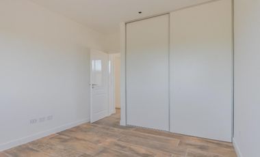 Casa en venta - 3 Dormitorios 3 Baños - Cocheras - 226Mts2 - Campos de Roca II