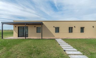 Casa en venta - 3 Dormitorios 3 Baños - Cocheras - 226Mts2 - Campos de Roca II