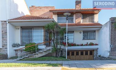 Chalet de 5 ambientes con parque
