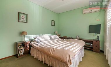 Chalet de 5 ambientes con parque