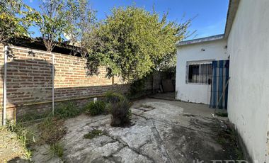 Casa para dos familias con cochera en Villa Dominico