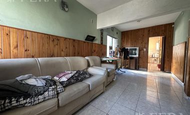 Casa para dos familias con cochera en Villa Dominico