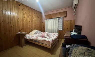 Casa para dos familias con cochera en Villa Dominico