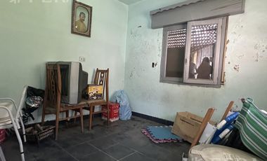 Casa para dos familias con cochera en Villa Dominico