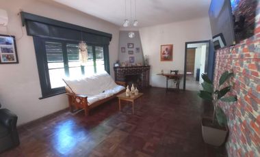 casa con local a la venta en  Gobernador Ugarte, 25 de Mayo.
