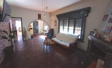 casa con local a la venta en  Gobernador Ugarte, 25 de Mayo.