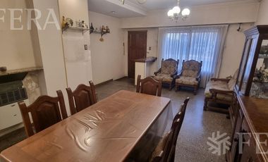 Venta de casa 4 ambientes con cochera en Villa Dominico