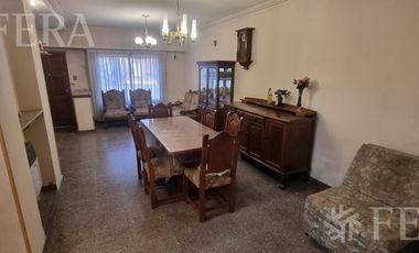 Venta de casa 4 ambientes con cochera en Villa Dominico