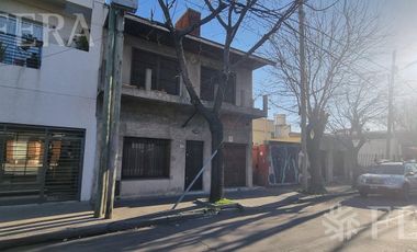 Venta de casa 4 ambientes con cochera en Villa Dominico
