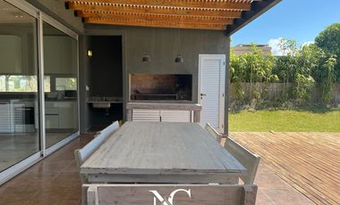 Casa en venta en costa esmeralda
