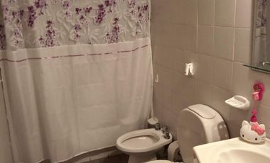 Departamento tres ambientes con cochera a la venta en Sarandi
