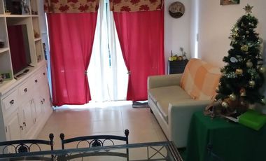 Departamento tres ambientes con cochera a la venta en Sarandi