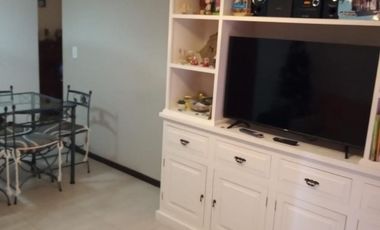 Departamento tres ambientes con cochera a la venta en Sarandi