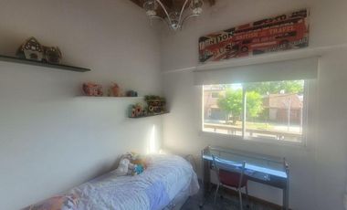 Duplex en Gonnet con Cochera y amplio jardin