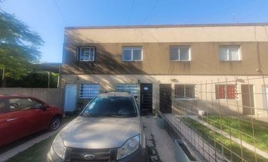Duplex en Gonnet con Cochera y amplio jardin